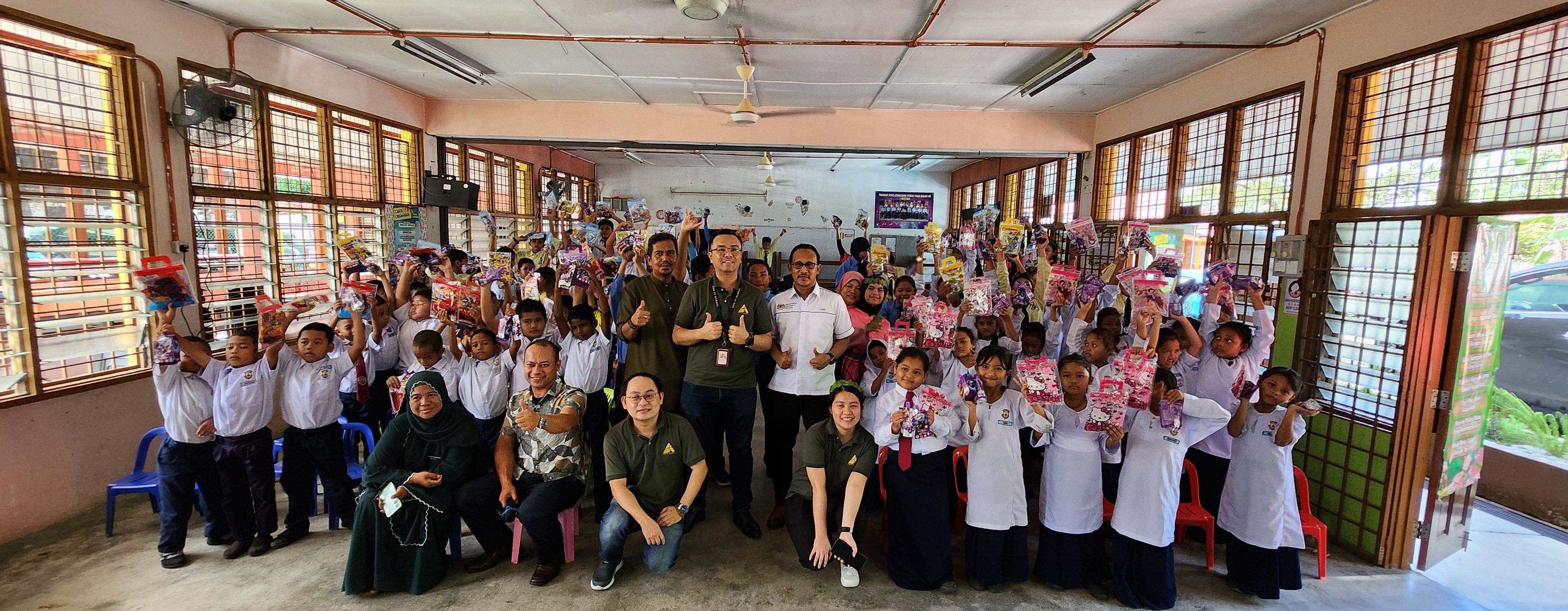 AIG Group photo at Sekolah Kebangsaan Ayer Denak
