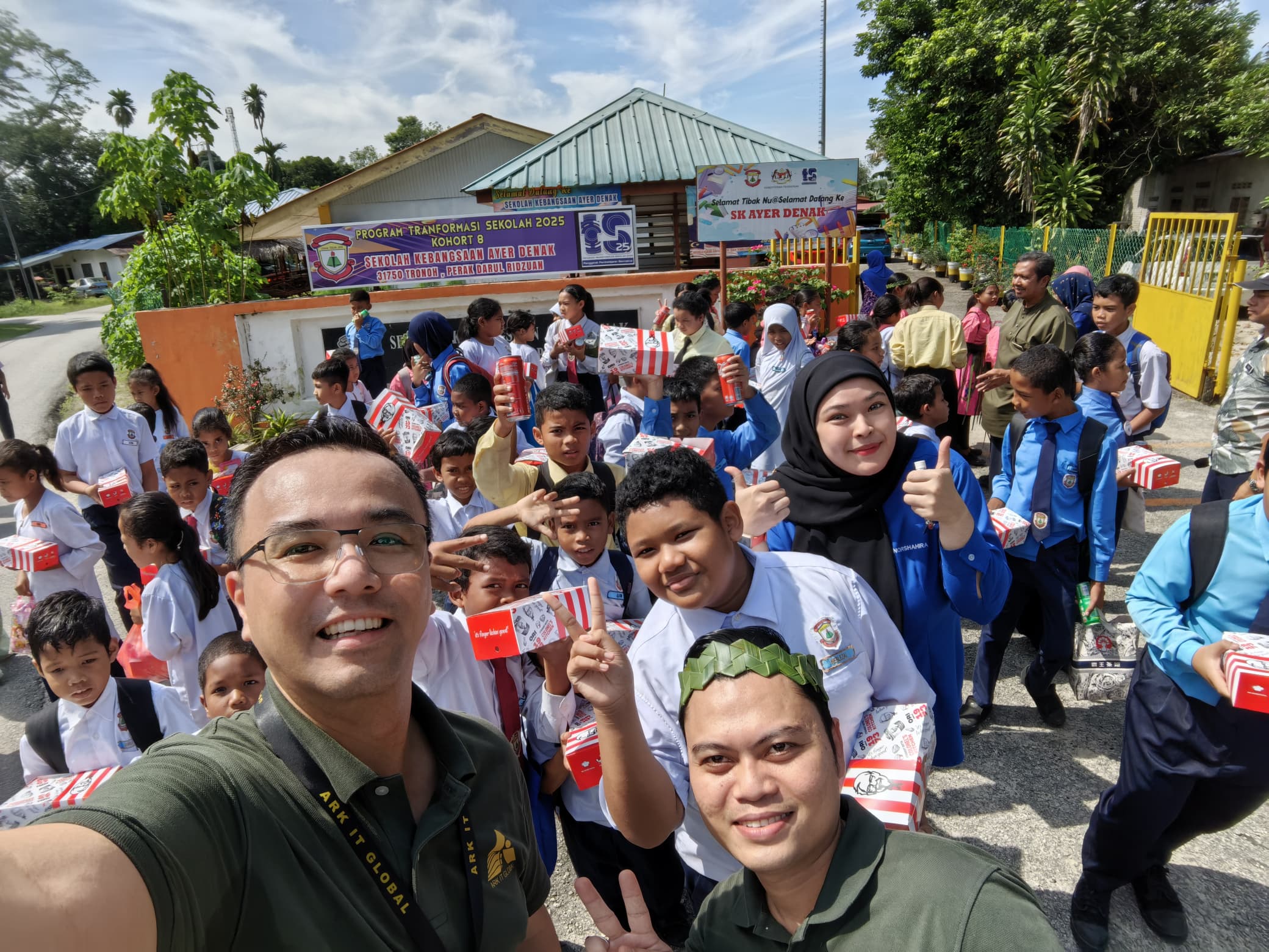 Group Photo with student at Sekolah Kebangsaan Ayer Denak