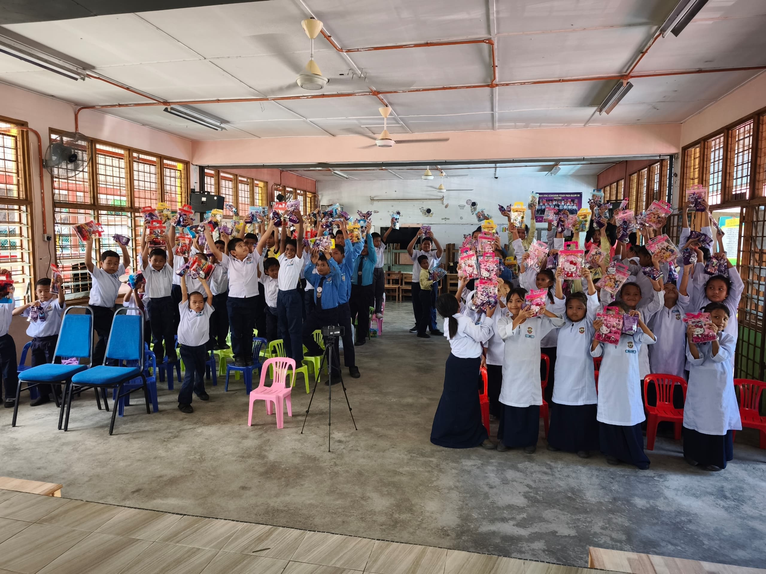 Group Photo inside hall with student at Sekolah Kebangsaan Ayer Denak